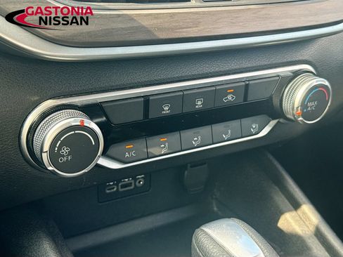 Used 2025 Nissan Altima 2.5 SV FWD image 19