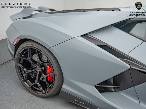 Used 2024 Lamborghini Revuelto image 8