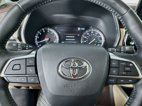 Used 2020 Toyota Highlander Limited FWD image 16