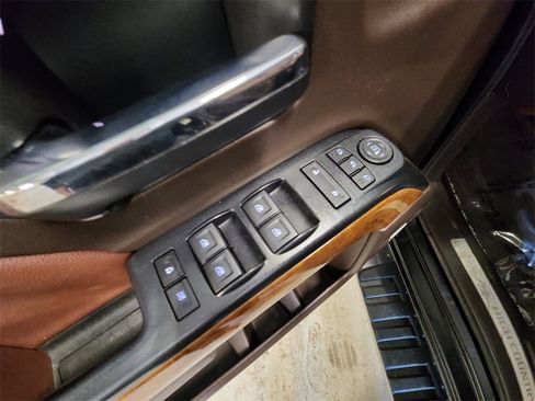Used 2018 Chevrolet Silverado 1500 High Country image 37