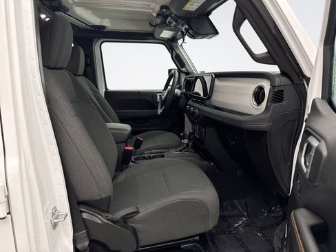 Used 2025 Jeep Wrangler Unlimited Sahara image 16