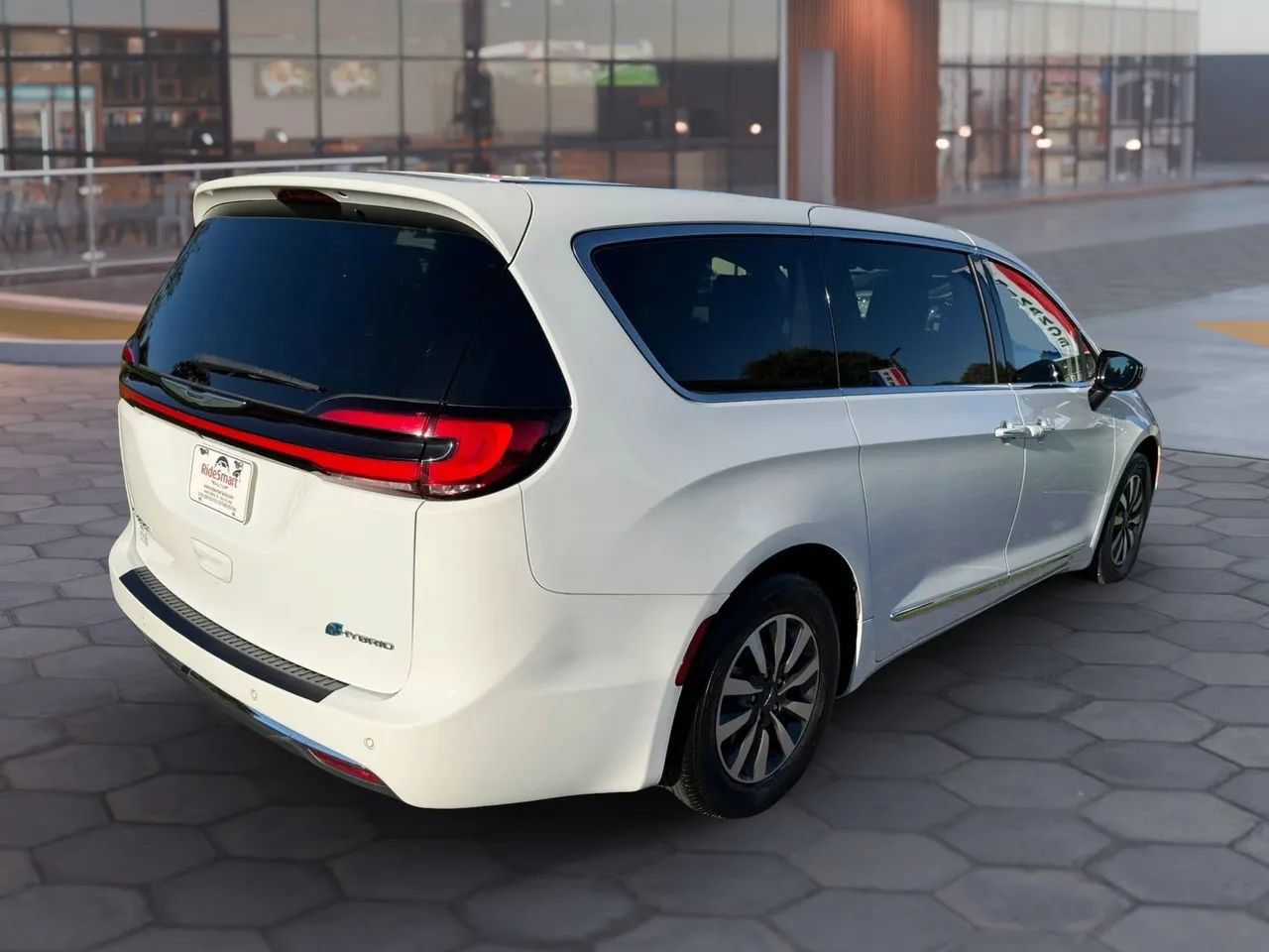 Used 2023 Chrysler Pacifica Limited w/ Uconnect Theater Family Group FWD image 11