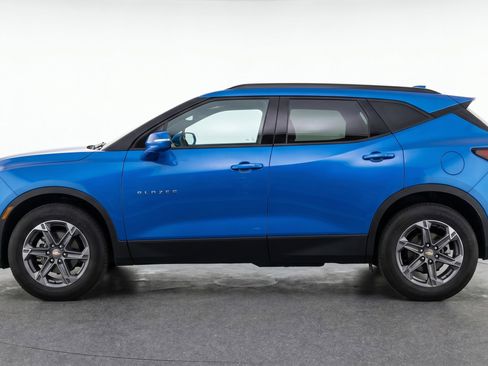 Used 2025 Chevrolet Blazer LT FWD image 5