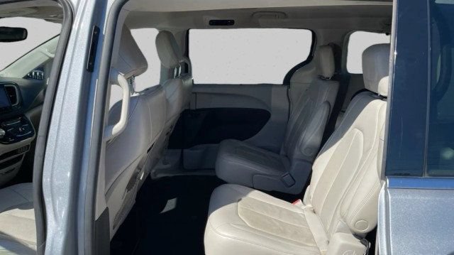 Used 2021 Chrysler Pacifica Touring-L FWD image 13