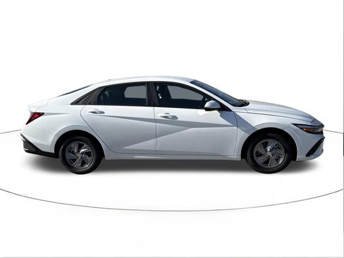 New 2026 Hyundai Elantra SE FWD image 2