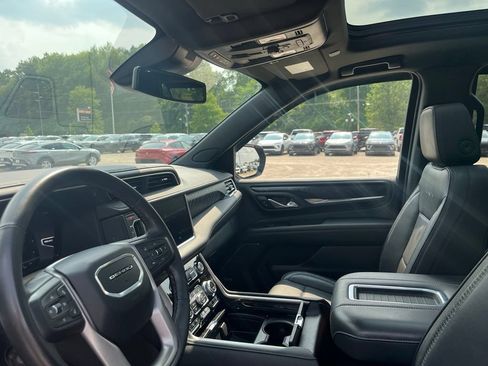 Used 2023 GMC Yukon Denali AWD/4WD image 18