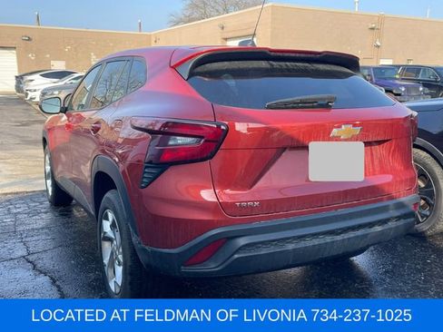 Used 2024 Chevrolet Trax LS w/ LS Convenience Package image 2