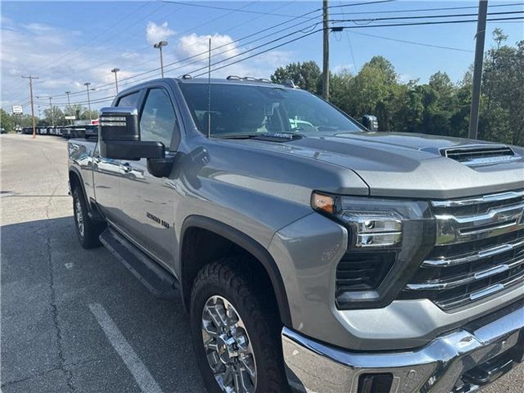 Used 2024 Chevrolet Silverado 2500 LTZ w/ LTZ Premium Package AWD/4WD image 3