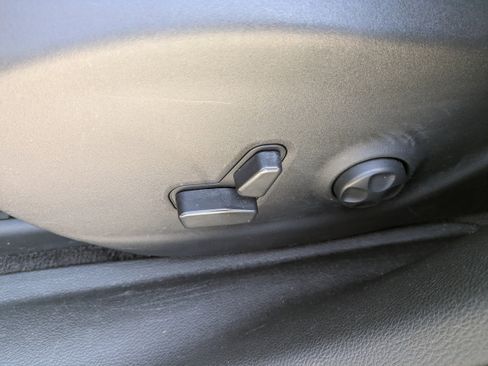 Used 2019 Jeep Cherokee Limited FWD image 19