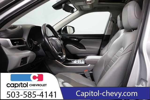 Used 2022 Toyota Highlander XLE AWD/4WD image 12