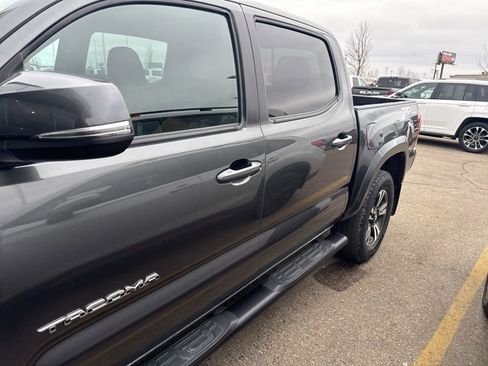 Used 2017 Toyota Tacoma TRD Sport image 4