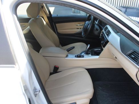 Used 2018 BMW 320i Sedan RWD image 13
