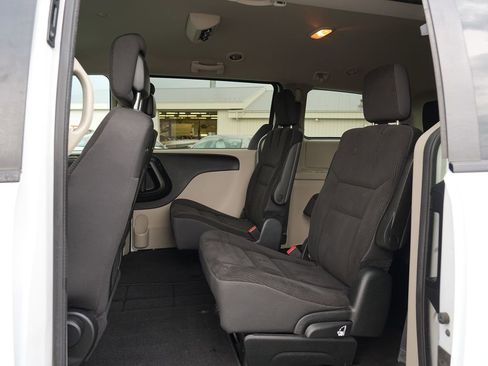 Used 2018 Dodge Grand Caravan SE w/ UConnect Hands-Free Group FWD image 18