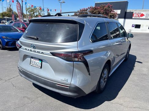 Used 2023 Toyota Sienna LE FWD image 4