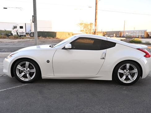 Used 2010 Nissan 370Z Coupe image 4