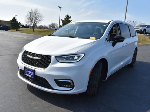 Used 2024 Chrysler Pacifica Touring-L image 10