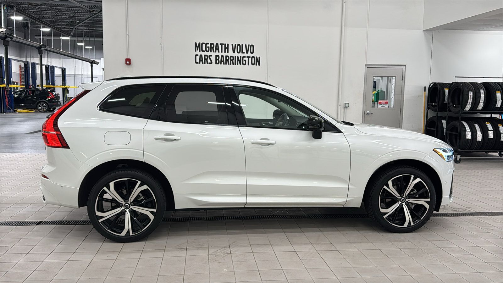 Used 2024 Volvo XC60 B5 Ultimate w/ Protection Package Premier AWD/4WD image 4