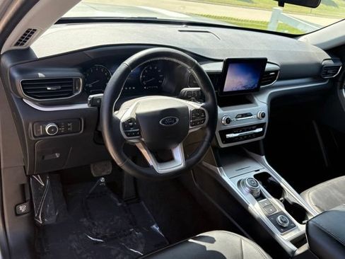 Used 2020 Ford Explorer XLT w/ Equipment Group 202A AWD/4WD image 9