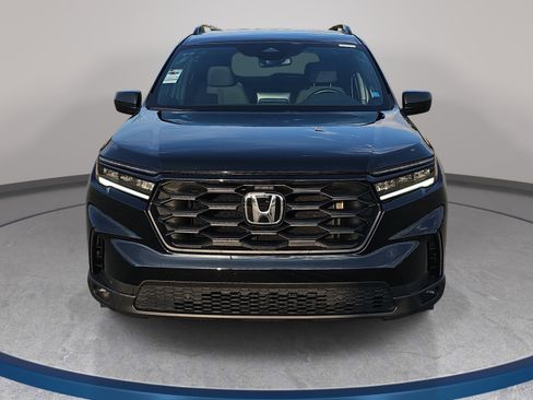 Used 2025 Honda Pilot Sport image 2
