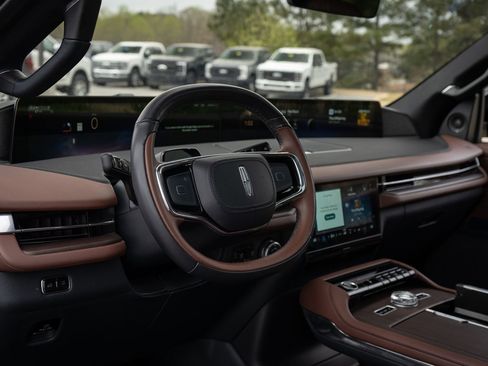 Used 2025 Lincoln Navigator L Reserve image 24