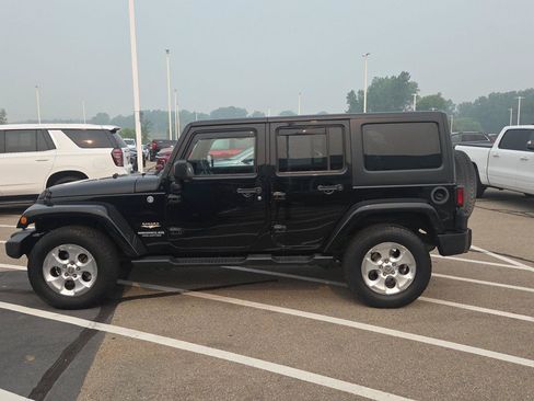 Used 2015 Jeep Wrangler Unlimited Sahara w/ Connectivity Group AWD/4WD image 2