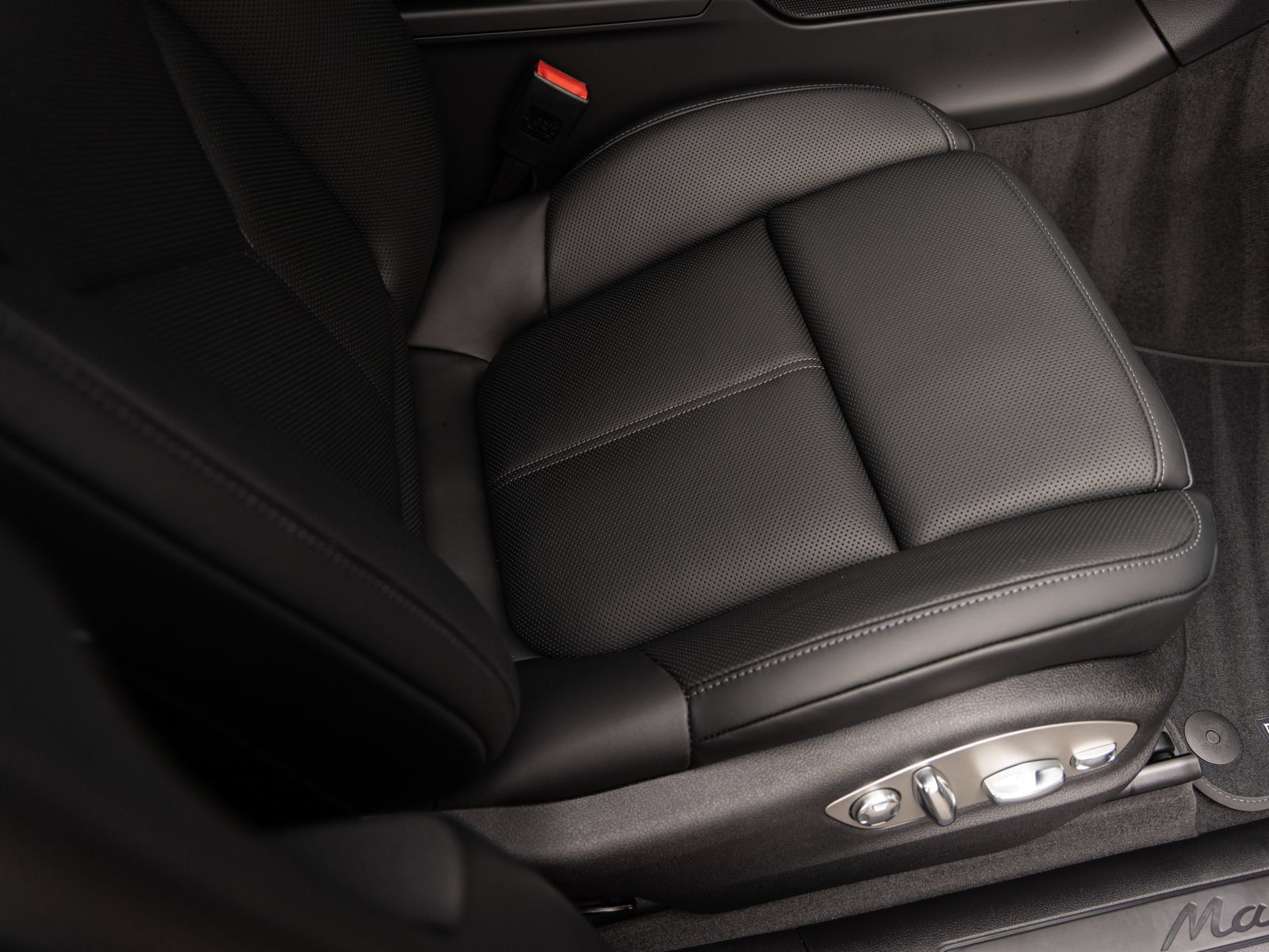 Certified 2026 Porsche Macan AWD/4WD image 34