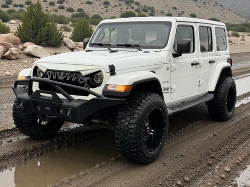 Used 2018 Jeep Wrangler Unlimited Sahara w/ Uconnect 4C Nav & Sound Group AWD/4WD image 4