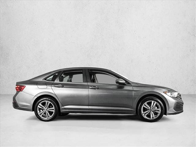 Used 2024 Volkswagen Jetta SE FWD image 4