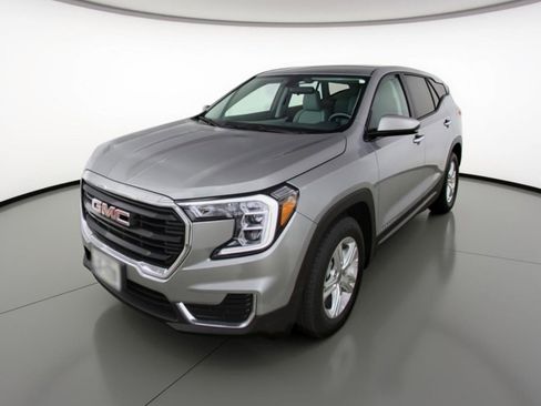 Used 2024 GMC Terrain SLE image 3