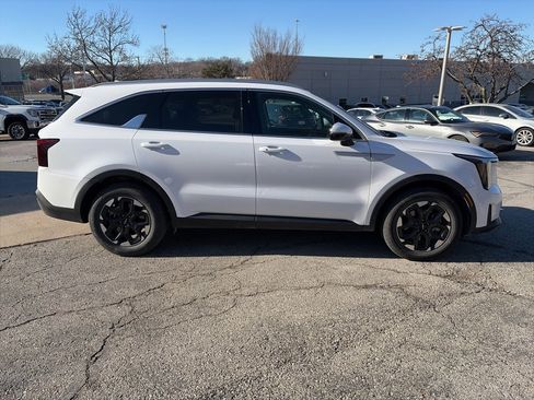 Used 2024 Kia Sorento S image 4