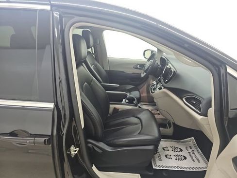 Used 2023 Chrysler Pacifica Touring-L FWD image 19