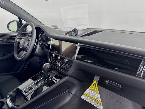 Certified 2025 Porsche Macan image 27
