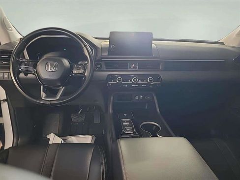 Used 2024 Honda Pilot Touring image 11