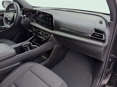 Used 2025 Chevrolet Traverse LT image 21