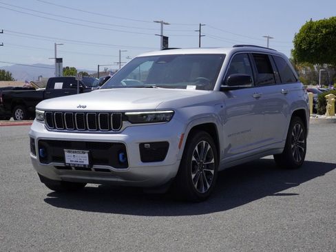 Used 2024 Jeep Grand Cherokee Overland w/ Luxury Tech Group IV AWD/4WD image 8