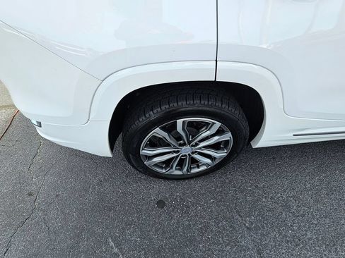Used 2020 GMC Terrain Denali w/ Denali Premium Package FWD image 9