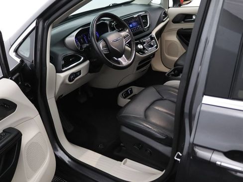 Used 2020 Chrysler Pacifica Touring-L FWD image 15