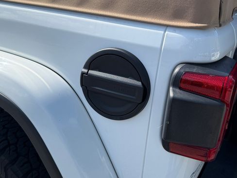 Used 2018 Jeep Wrangler Unlimited Sahara AWD/4WD image 45