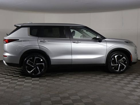 Used 2024 Mitsubishi Outlander SE image 17