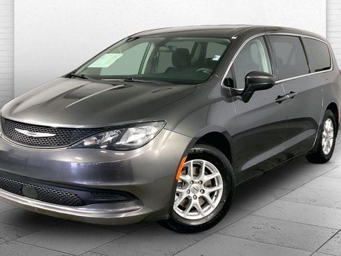 Used 2022 Chrysler Voyager LX FWD image 12