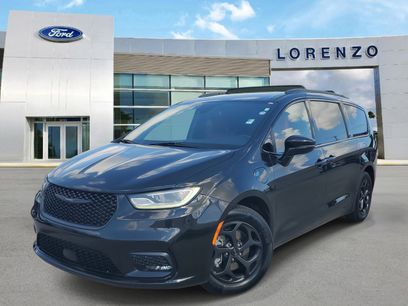 Used 2021 Chrysler Pacifica Limited w/ Uconnect Theater Family Group