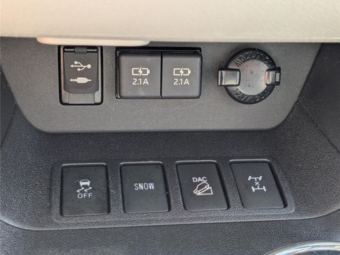 Used 2019 Toyota Highlander XLE AWD/4WD image 26