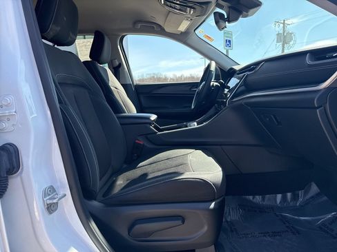 Used 2023 Jeep Grand Cherokee Laredo w/ Luxury Tech Group I AWD/4WD image 14