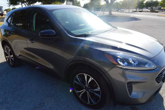 Used 2021 Ford Escape SE w/ SE Sport Appearance Package FWD image 3