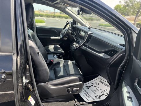 Used 2018 Toyota Sienna SE Premium w/ Carpet Mat Package image 30