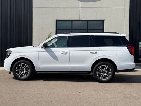 Used 2025 Ford Expedition Active AWD/4WD image 2
