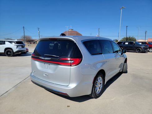 Used 2024 Chrysler Pacifica Touring-L image 7