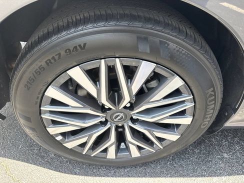 Used 2025 Nissan Altima 2.5 SV FWD image 10