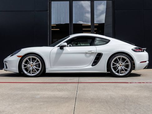 Certified 2024 Porsche 718 Cayman RWD image 2