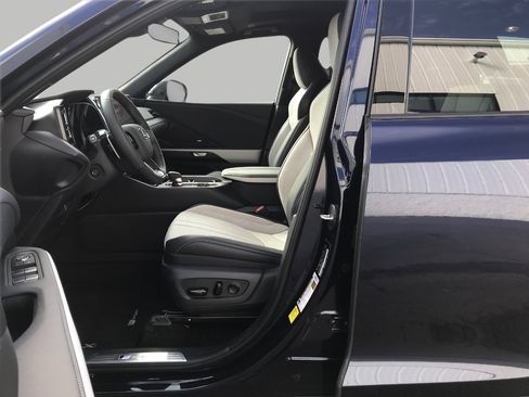 Used 2026 Lexus TX 500h AWD w/ Technology Package image 9